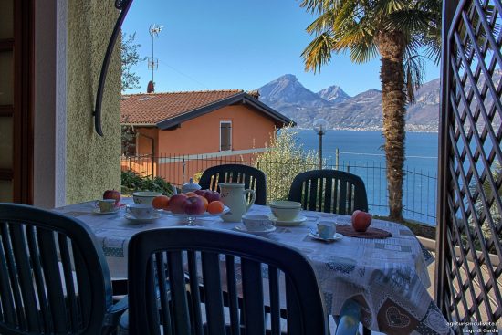 An einem schönen, sonnigen Frühlingsmorgen ist der Tisch zum Frühstück auf der Terrasse der Ferienwohnung