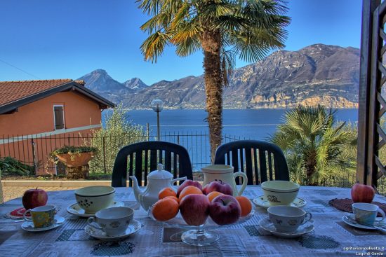 Frühstückstisch auf dem Balkon der Ferienwohnung