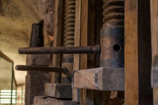 Antike Schneckenpresse aus Holz und Stein